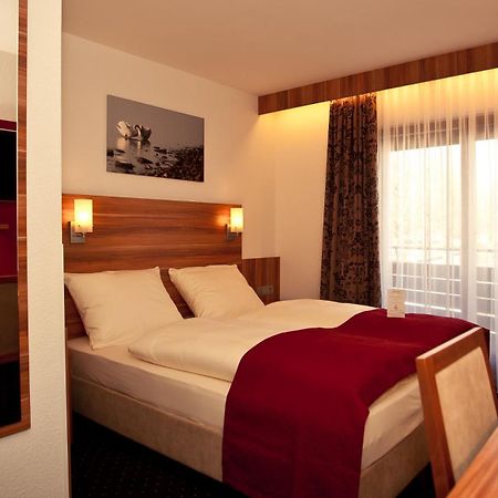 Hotel Knaus Am Hafen 울딘겐물호펜 외부 사진