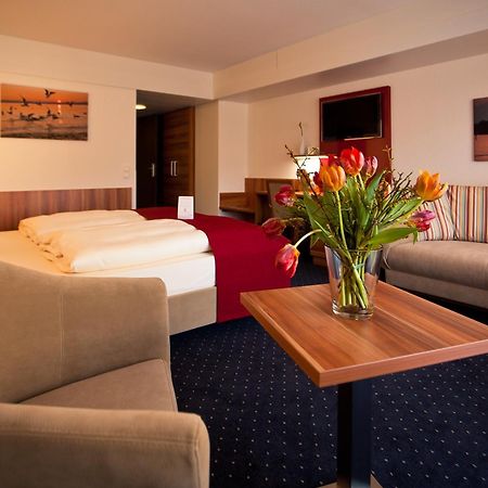 Hotel Knaus Am Hafen 울딘겐물호펜 외부 사진