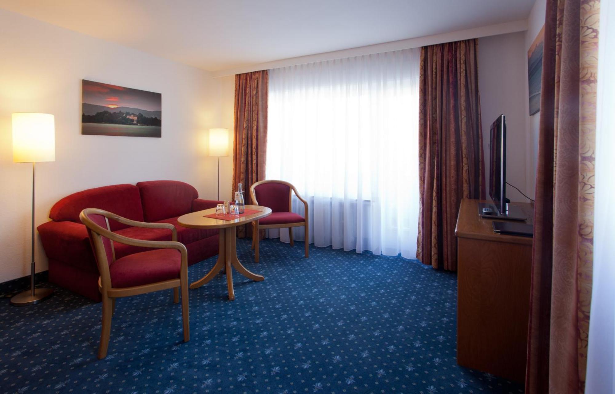 Hotel Knaus Am Hafen 울딘겐물호펜 객실 사진