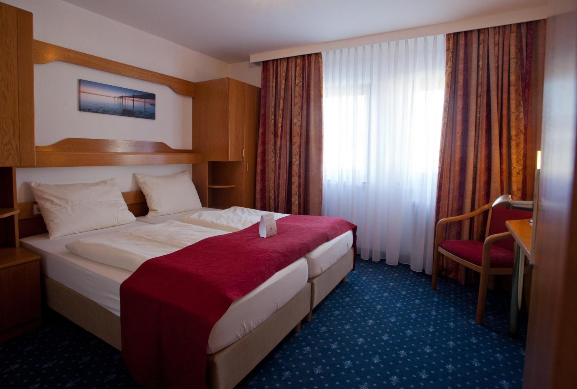 Hotel Knaus Am Hafen 울딘겐물호펜 객실 사진
