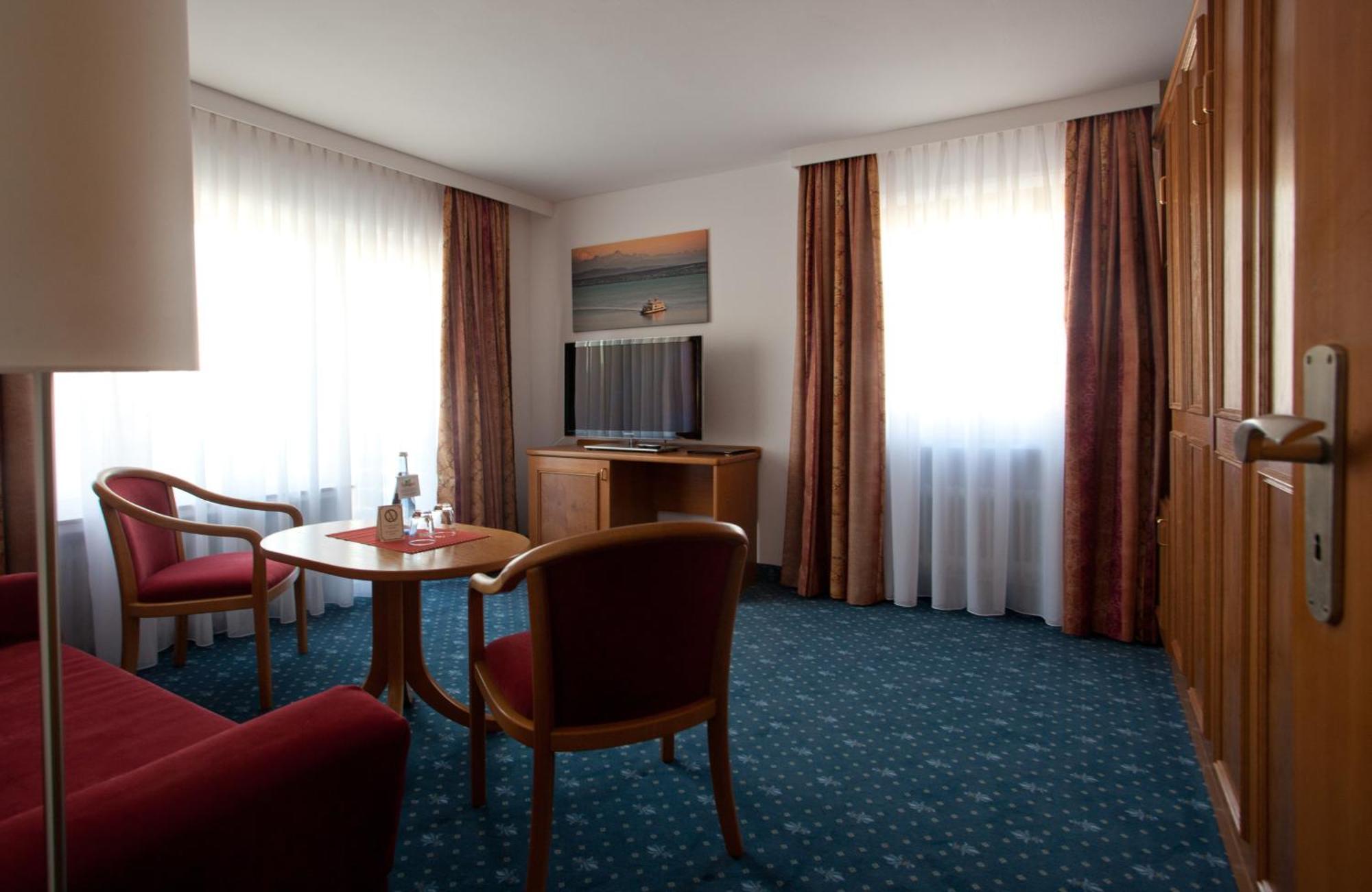 Hotel Knaus Am Hafen 울딘겐물호펜 객실 사진