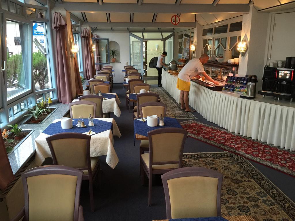 Hotel Knaus Am Hafen 울딘겐물호펜 외부 사진