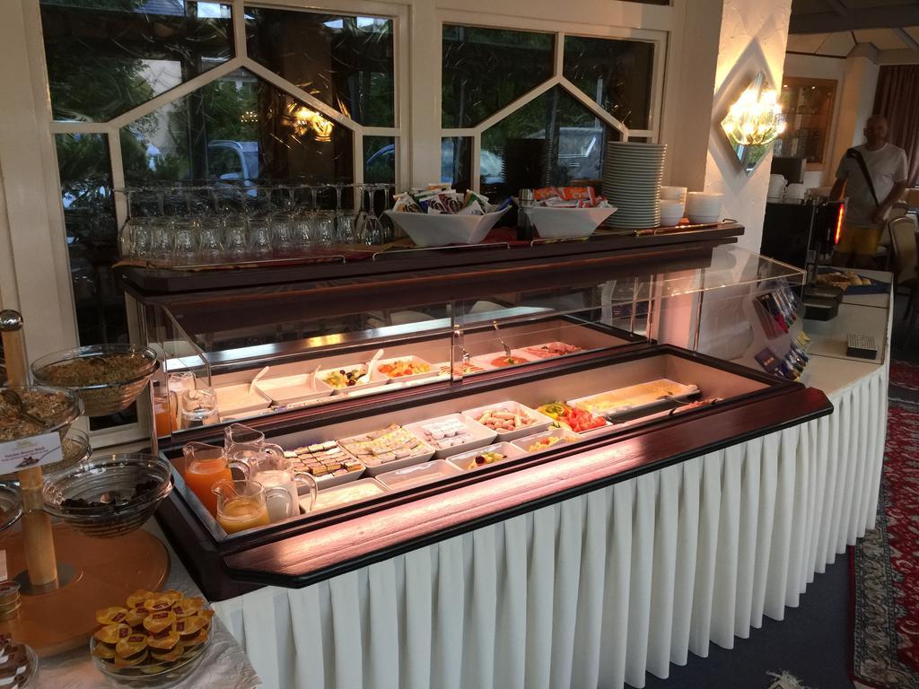 Hotel Knaus Am Hafen 울딘겐물호펜 외부 사진
