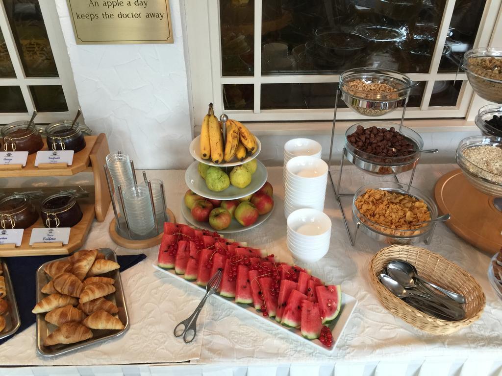 Hotel Knaus Am Hafen 울딘겐물호펜 외부 사진