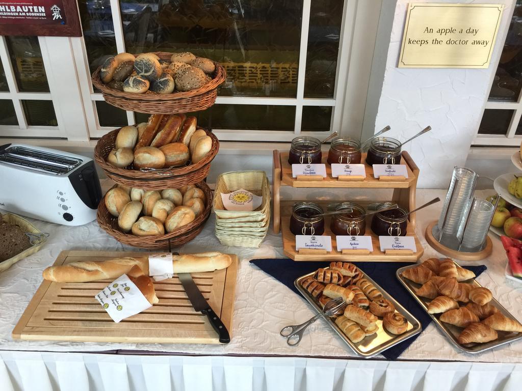 Hotel Knaus Am Hafen 울딘겐물호펜 외부 사진
