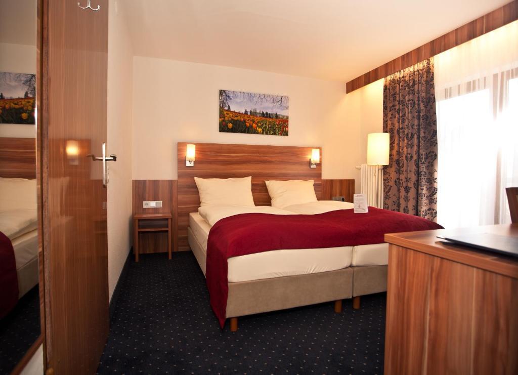 Hotel Knaus Am Hafen 울딘겐물호펜 객실 사진