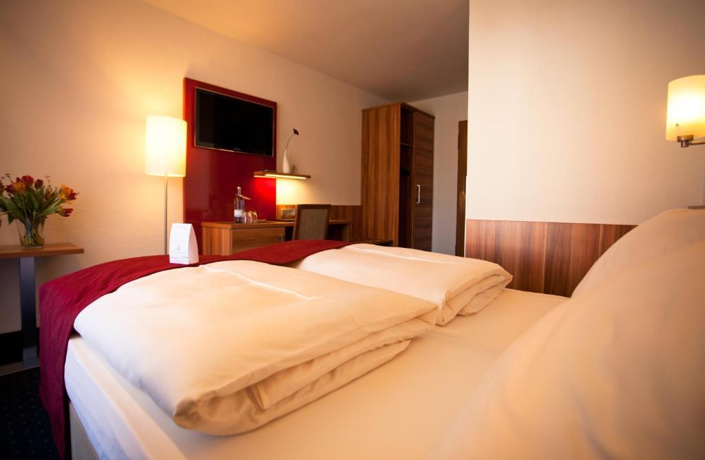 Hotel Knaus Am Hafen 울딘겐물호펜 객실 사진