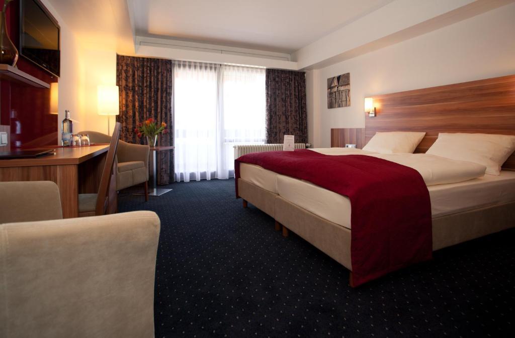 Hotel Knaus Am Hafen 울딘겐물호펜 객실 사진