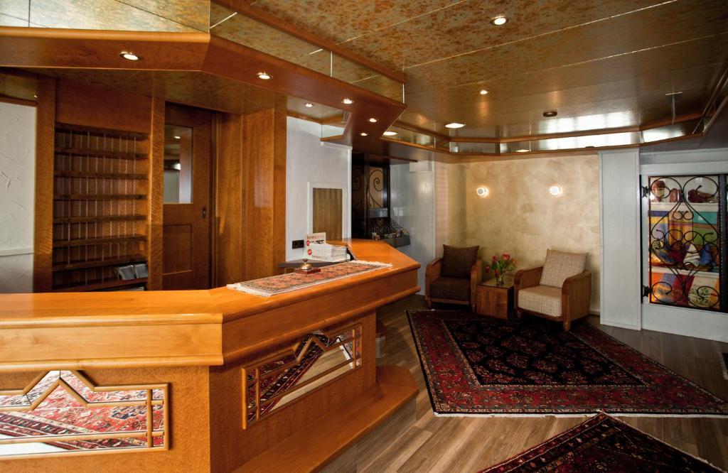 Hotel Knaus Am Hafen 울딘겐물호펜 외부 사진
