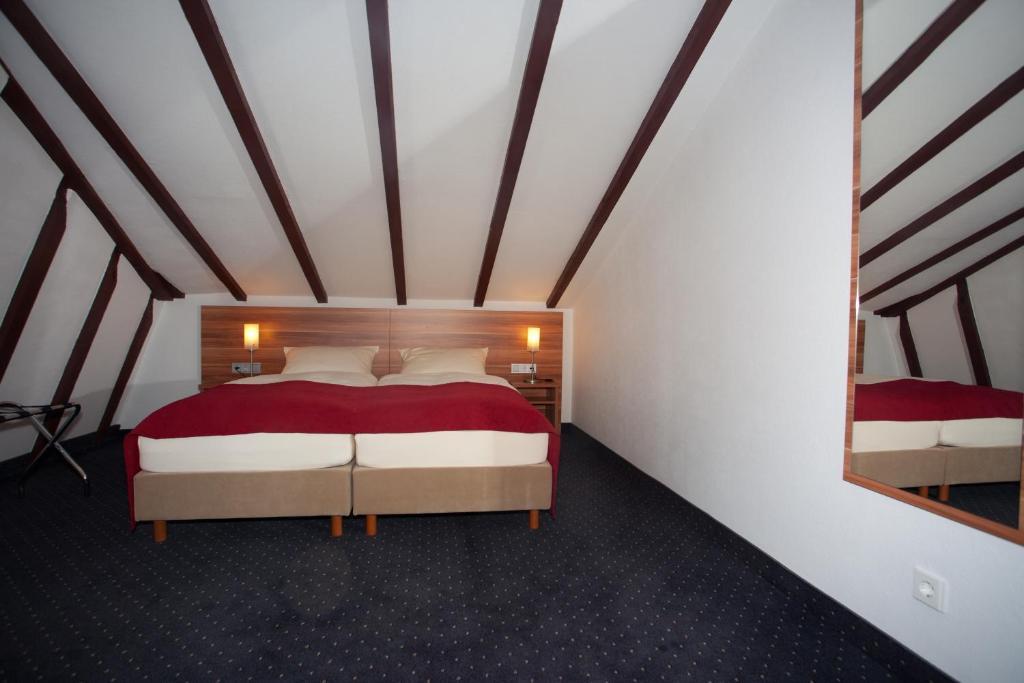 Hotel Knaus Am Hafen 울딘겐물호펜 객실 사진