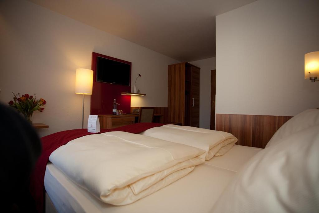 Hotel Knaus Am Hafen 울딘겐물호펜 외부 사진
