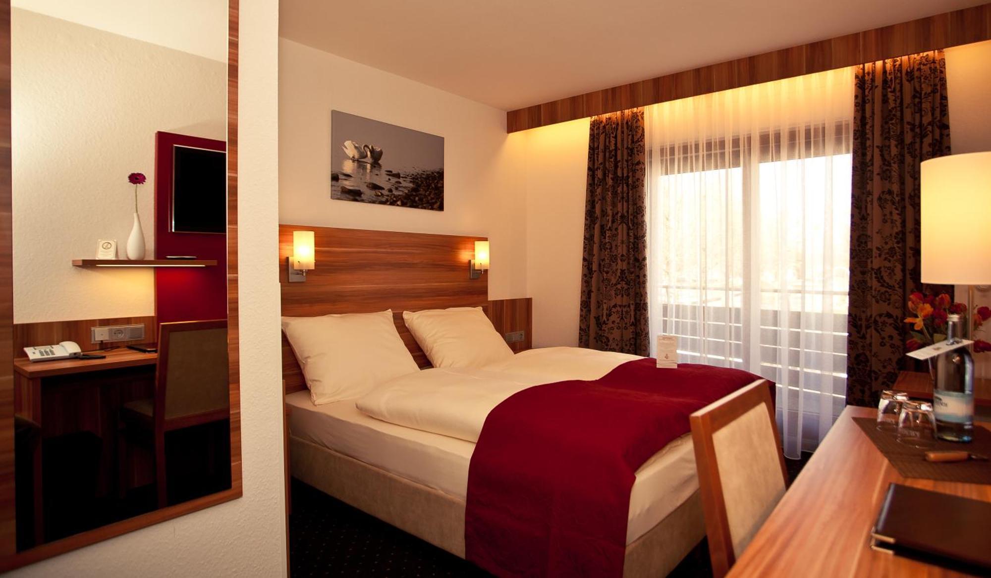 Hotel Knaus Am Hafen 울딘겐물호펜 외부 사진