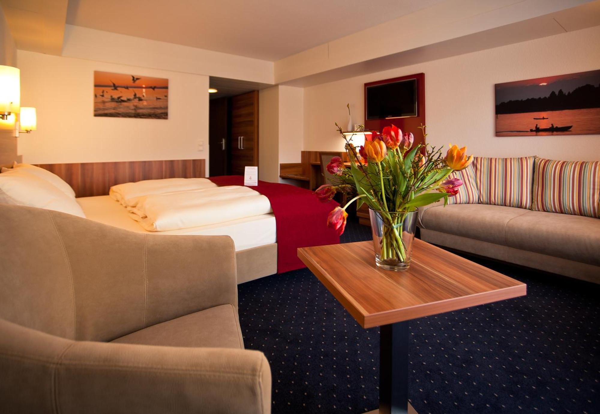 Hotel Knaus Am Hafen 울딘겐물호펜 외부 사진