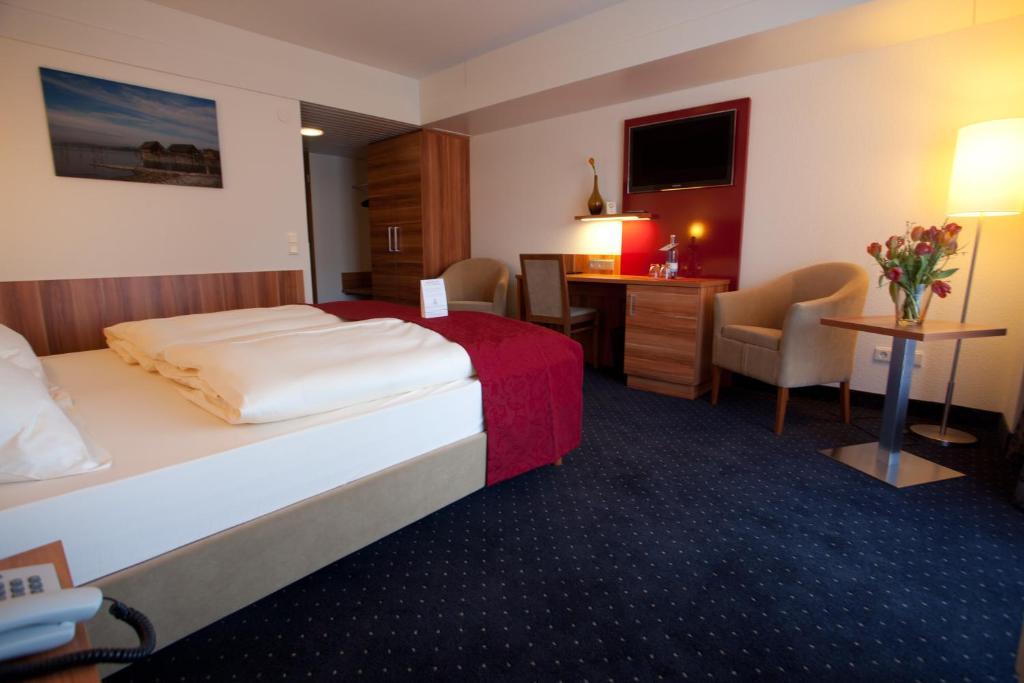 Hotel Knaus Am Hafen 울딘겐물호펜 외부 사진