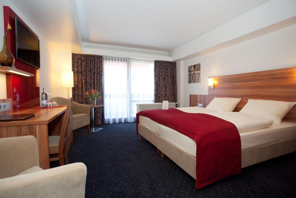 Hotel Knaus Am Hafen 울딘겐물호펜 외부 사진