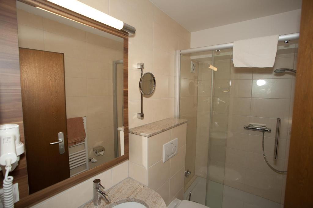 Hotel Knaus Am Hafen 울딘겐물호펜 객실 사진