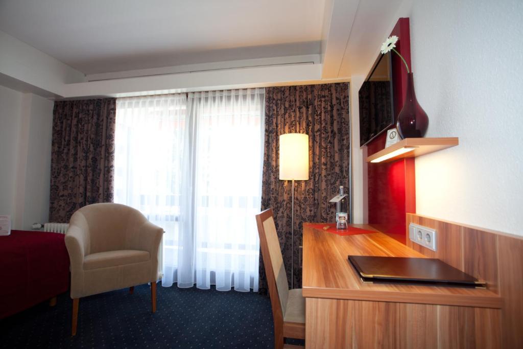 Hotel Knaus Am Hafen 울딘겐물호펜 객실 사진