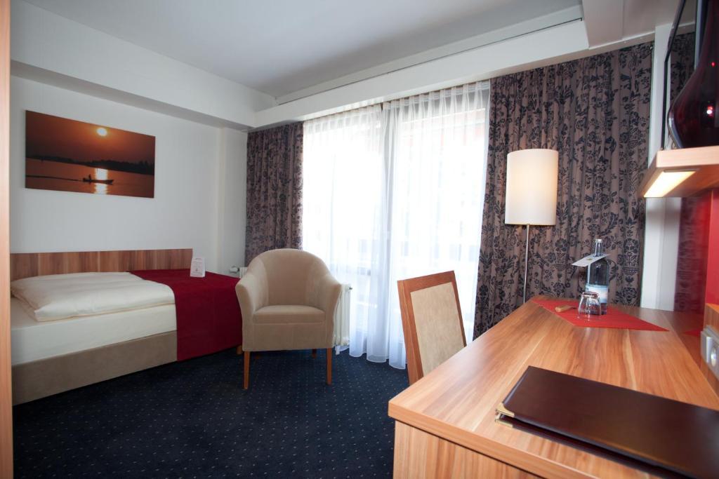 Hotel Knaus Am Hafen 울딘겐물호펜 객실 사진