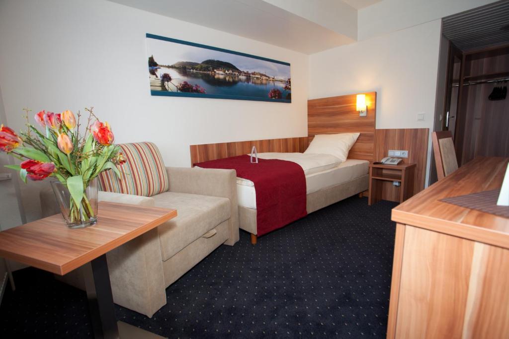 Hotel Knaus Am Hafen 울딘겐물호펜 객실 사진