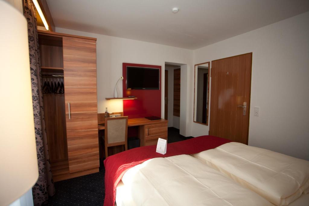 Hotel Knaus Am Hafen 울딘겐물호펜 객실 사진