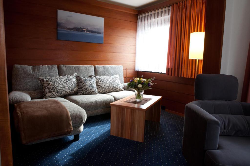Hotel Knaus Am Hafen 울딘겐물호펜 객실 사진