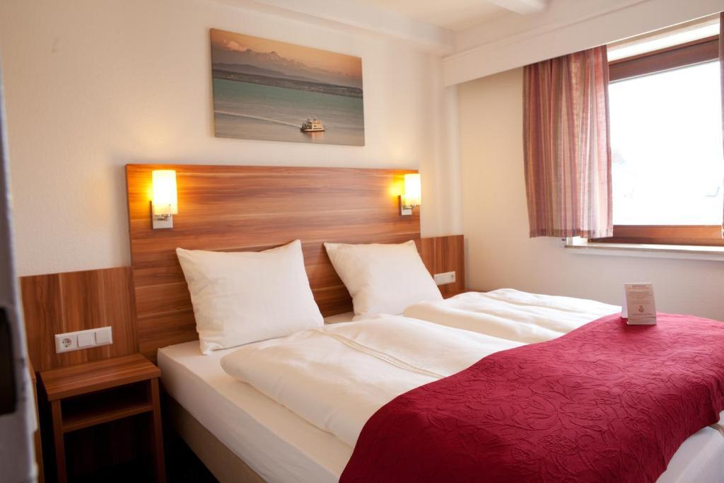 Hotel Knaus Am Hafen 울딘겐물호펜 객실 사진