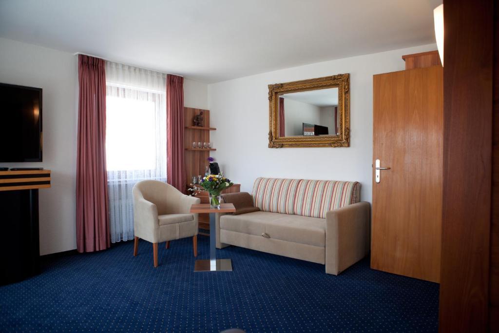 Hotel Knaus Am Hafen 울딘겐물호펜 객실 사진