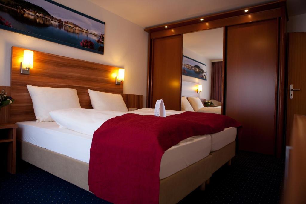 Hotel Knaus Am Hafen 울딘겐물호펜 객실 사진