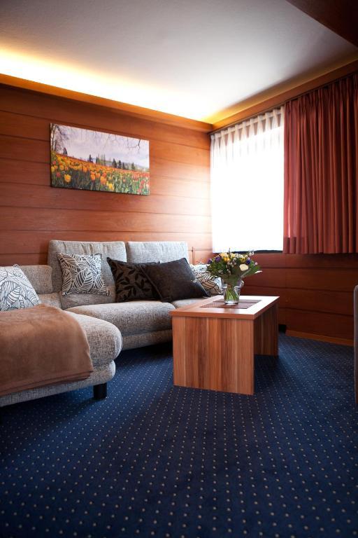 Hotel Knaus Am Hafen 울딘겐물호펜 객실 사진