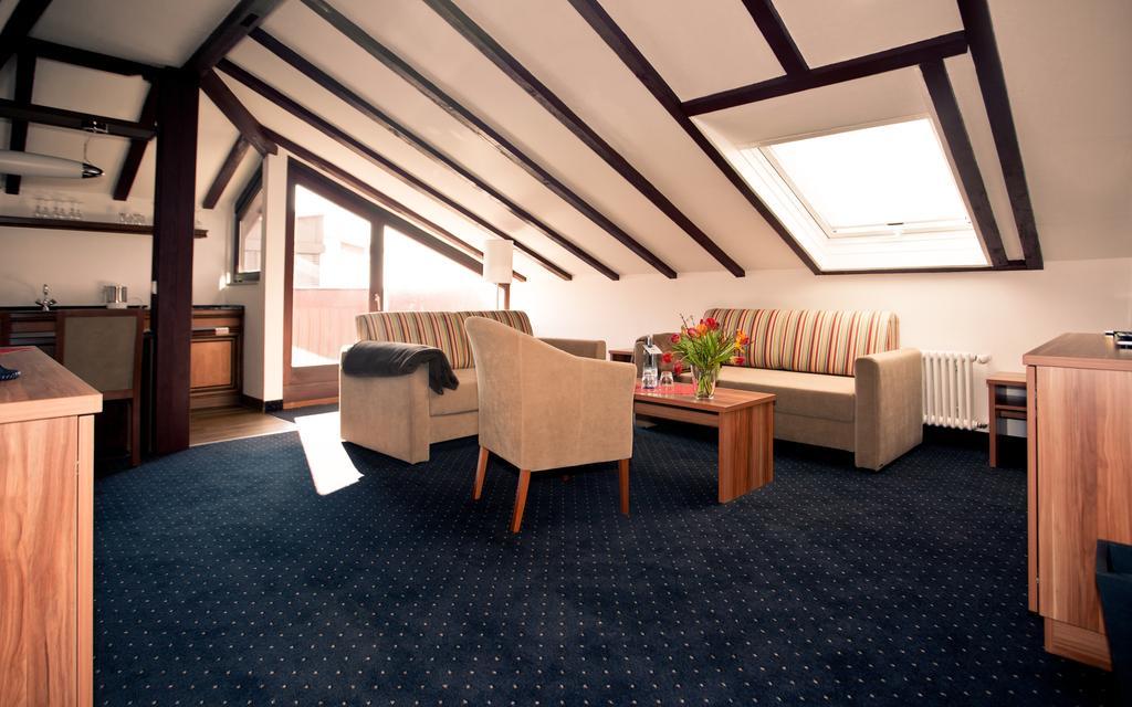 Hotel Knaus Am Hafen 울딘겐물호펜 외부 사진