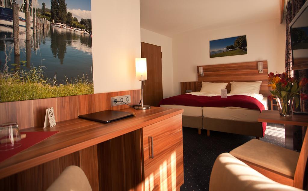 Hotel Knaus Am Hafen 울딘겐물호펜 외부 사진