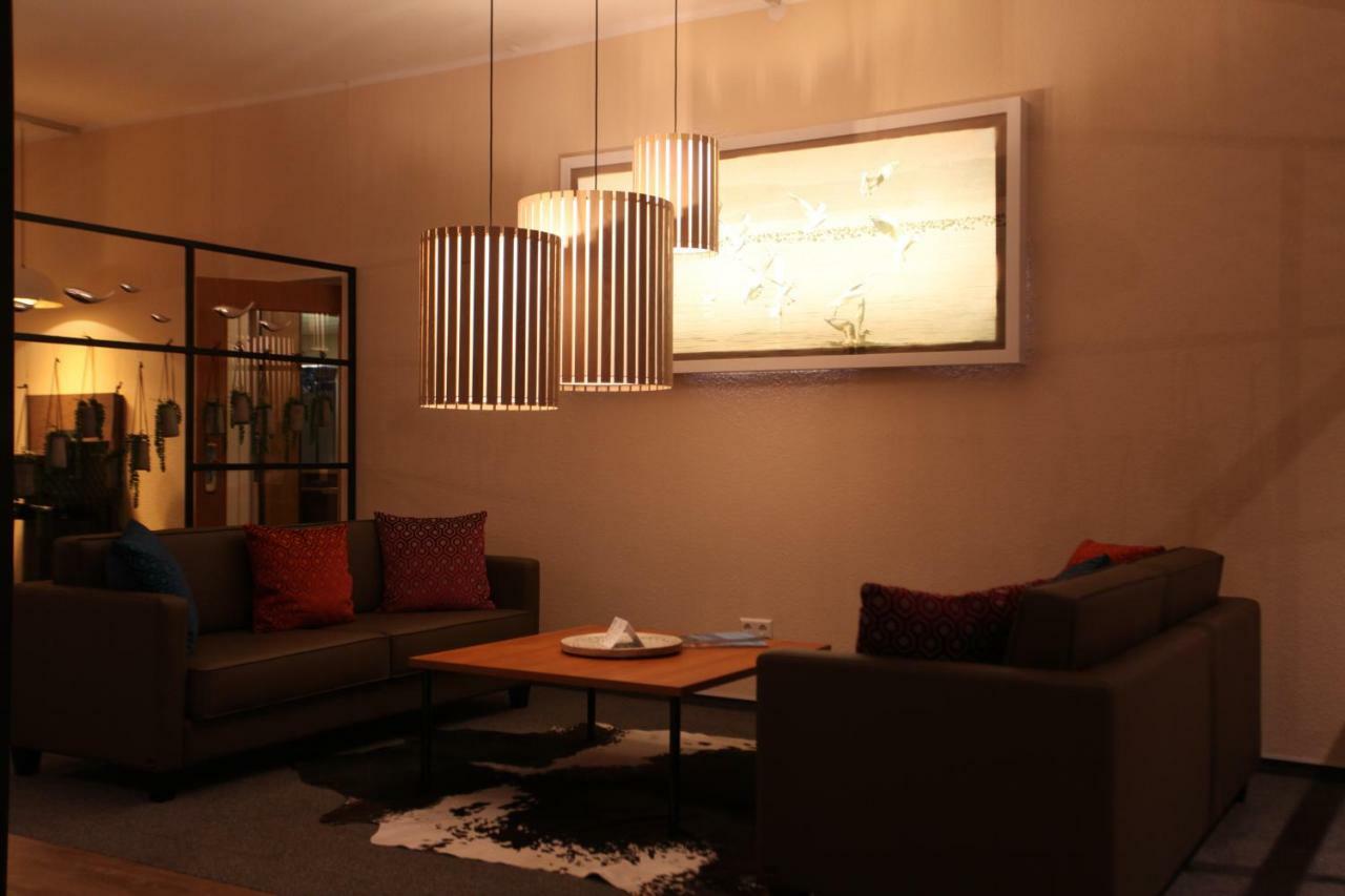 Hotel Knaus Am Hafen 울딘겐물호펜 외부 사진