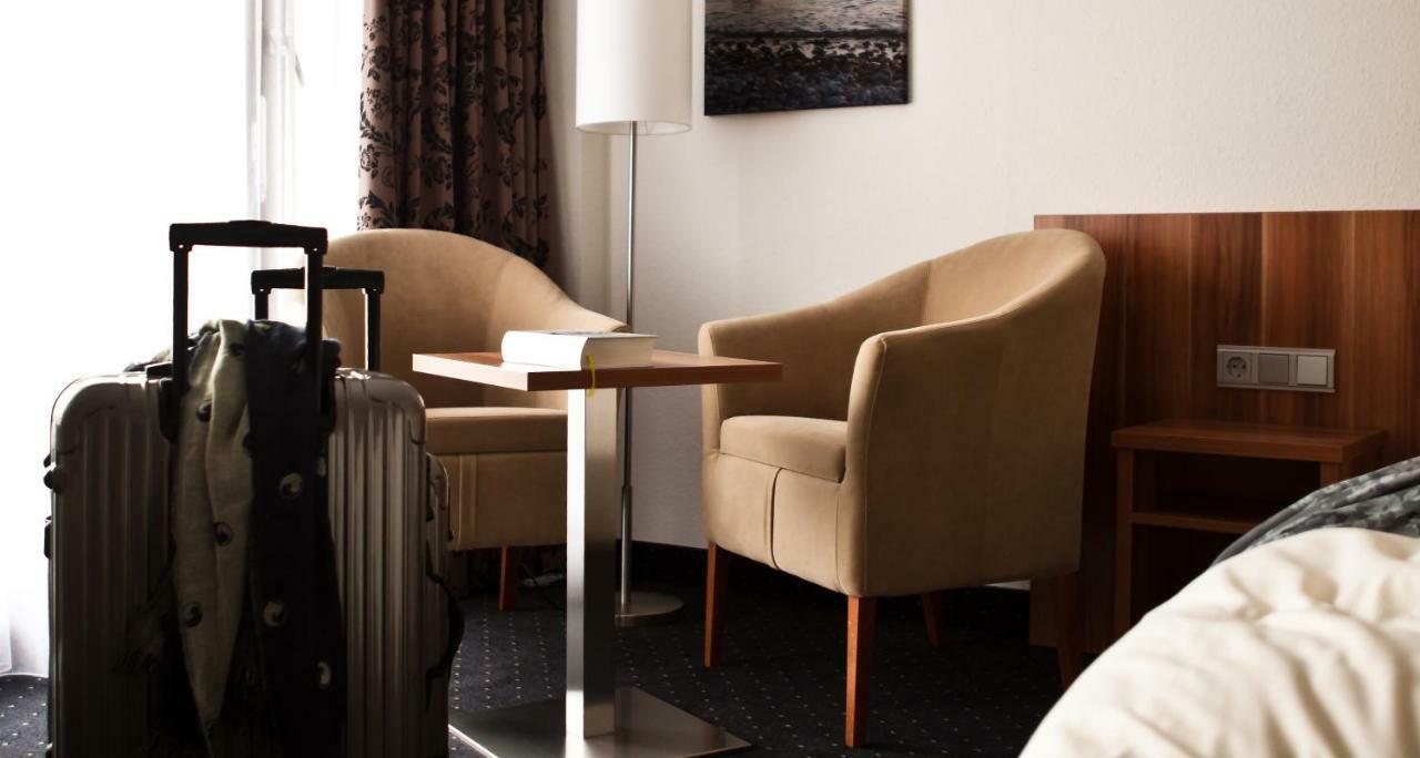 Hotel Knaus Am Hafen 울딘겐물호펜 외부 사진
