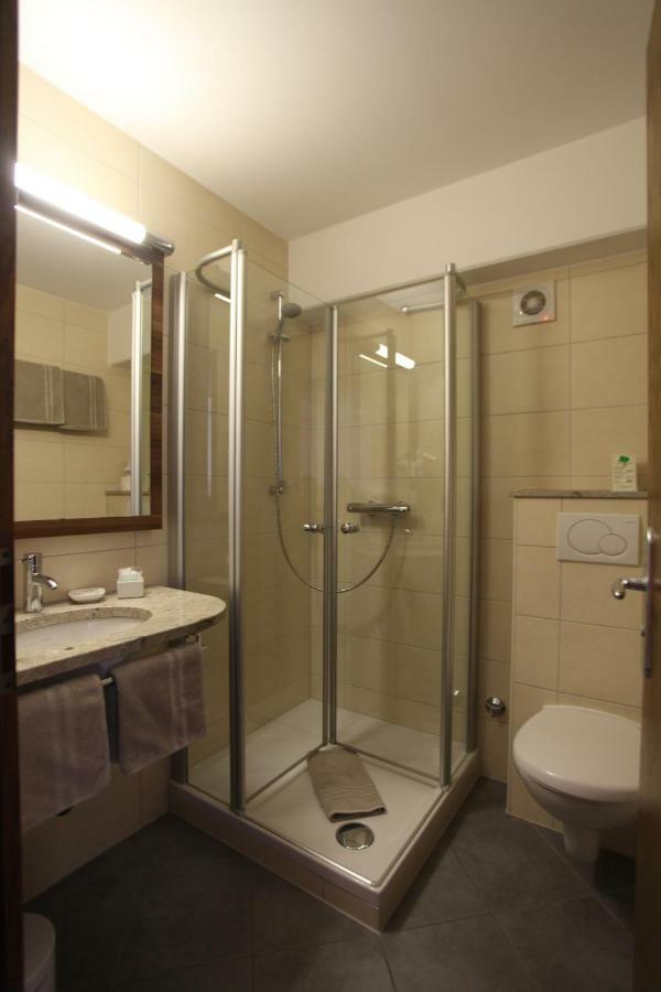 Hotel Knaus Am Hafen 울딘겐물호펜 외부 사진