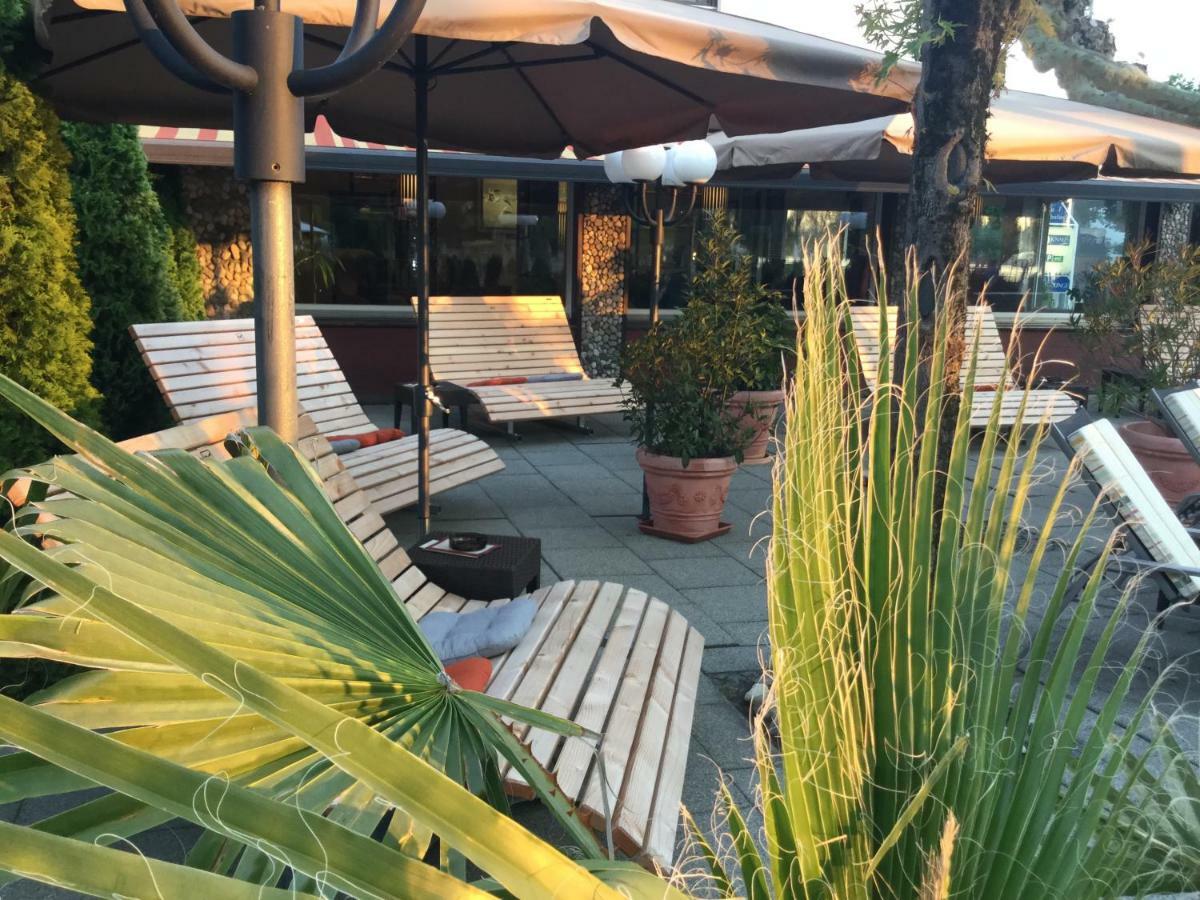 Hotel Knaus Am Hafen 울딘겐물호펜 외부 사진